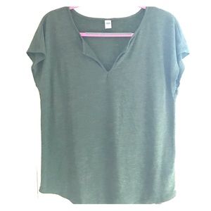 Short-sleeve, loose-fitting shirt